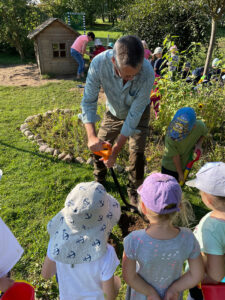 Förster Dirk Meierfeldt hilft den Kindern der Kita "Frechdachs" in Bobitz