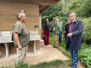 Erwin Sellering besichtigt die Europäische Bildungsstätte für Lehmbau in Wangelin