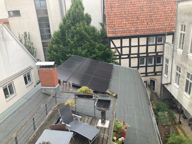 Mini-PV-Anlage neben der Dachterrasse auf Dach montiert