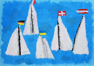 Vier Segelschiffe nebeneinander mit einer deutschen, französischen, ukrainischen, schweizerischen und österreichischen Flagge