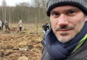 Sebastian Kalden vor dem bearbeiteten Moorboden ohne Birken