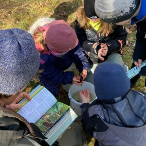 Gruppe Kinder untersucht eine Wasserprobe