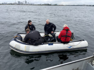 Tauchteam im Beiboot auf der Ostsee