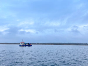 Boot auf dem Meer mit Land im Hintergrund