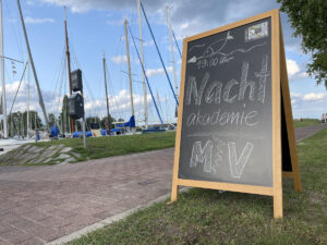 Tafelschild mit Kreidetext zur Nachtakademie MV