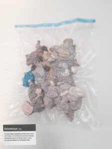 Plüschelefanten in einer Plastiktüte vakuumverpackt
