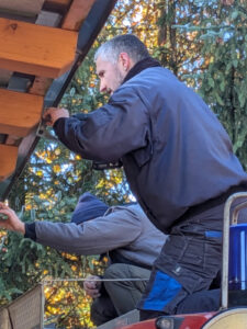 Zwei Männer arbeiten an einem Dach