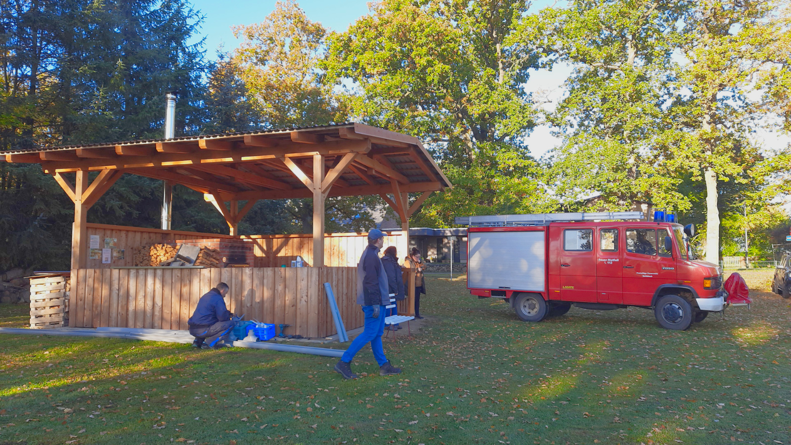 Feuerwehrauto vor Dorfbackofen