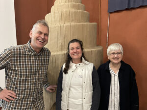 Drei Menschen vor einem Lehmofen