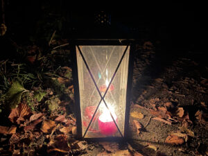 Brennende Wachskerze im Windfang