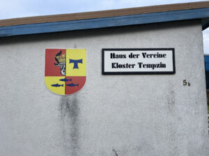 Wand des Gebäudes Haus der Vereine mit dem Wappen der Gemeinde