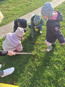 Kinder auf einem Hang beim Einpflanzen