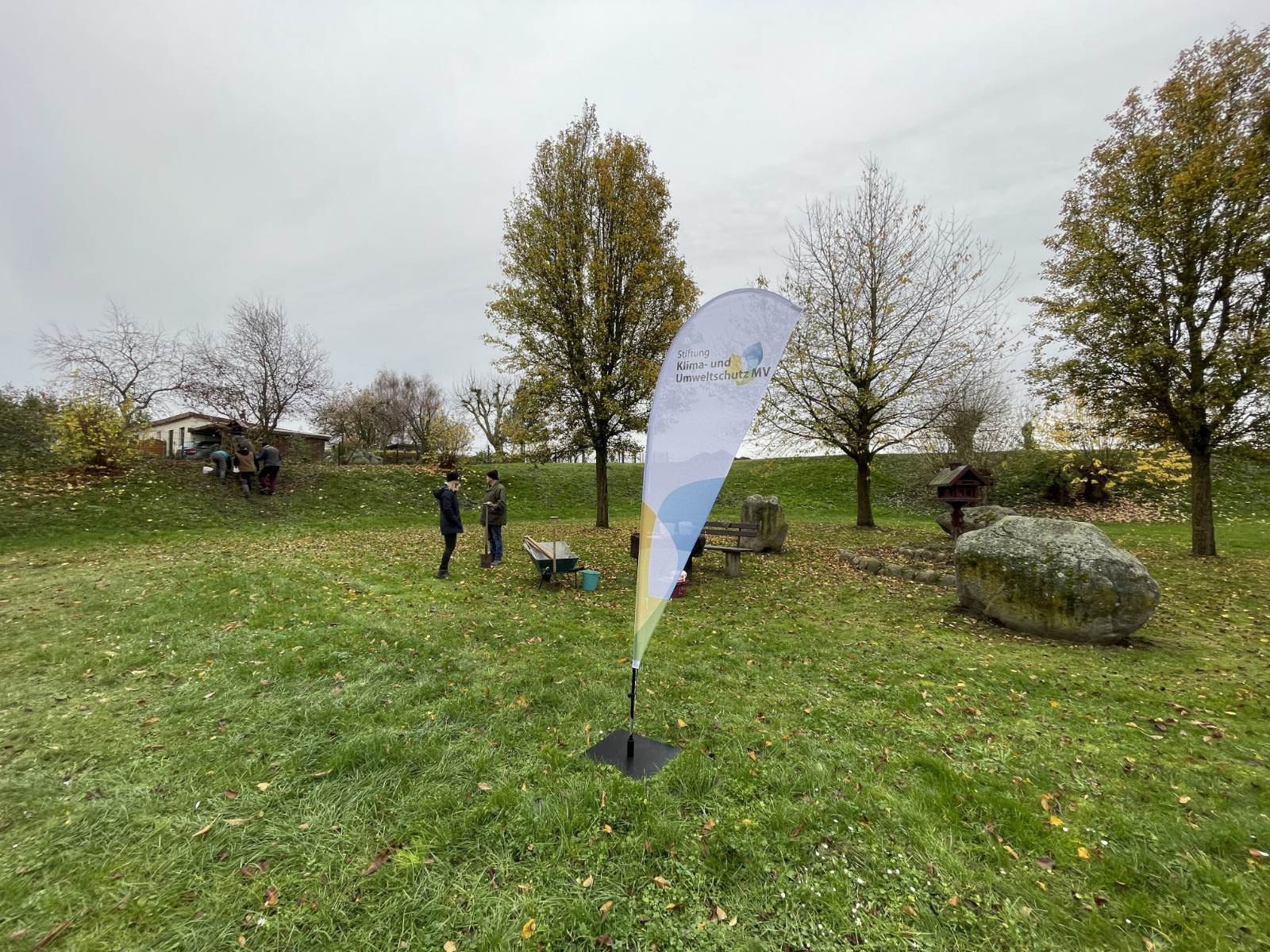 Fahne der Klimastiftung MV auf einem Dorfplatz in Kloster Tempzin