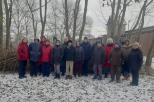 Gruppe von Menschen auf einer winterlichen Streuobstwiese
