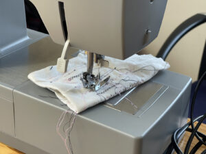 Nähmaschine mit Stückchen Stoff