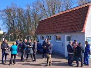 Menschen vor einem Haus