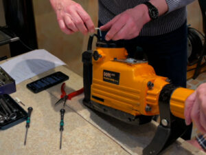 Orangefarbener Bohrhammer zur Reparatur