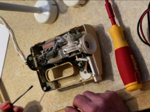 Geöffnetes Handrührgerat zur Reparatur