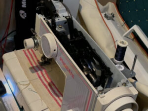 Alte Nähmaschine mit offener Abdeckung