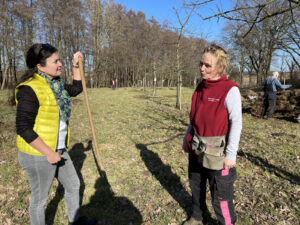 Zwei Personen auf einer Streuobstwiese