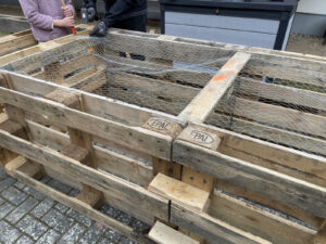 Holzpaletten als Grundgerüst für ein Hochbeet