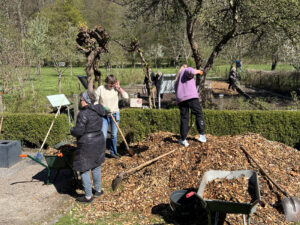 Menschen arbeiten mit Schaufeln im Garten