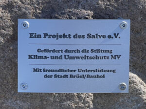Plakette aus Metall auf einem Stein