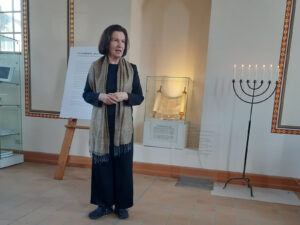 Monika Lawrenz hält eine Rede in der Alten Synagoge Krakow am See
