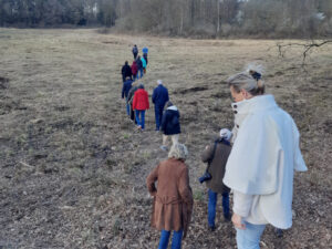 Gruppen von Menschen läuft über ein Moor