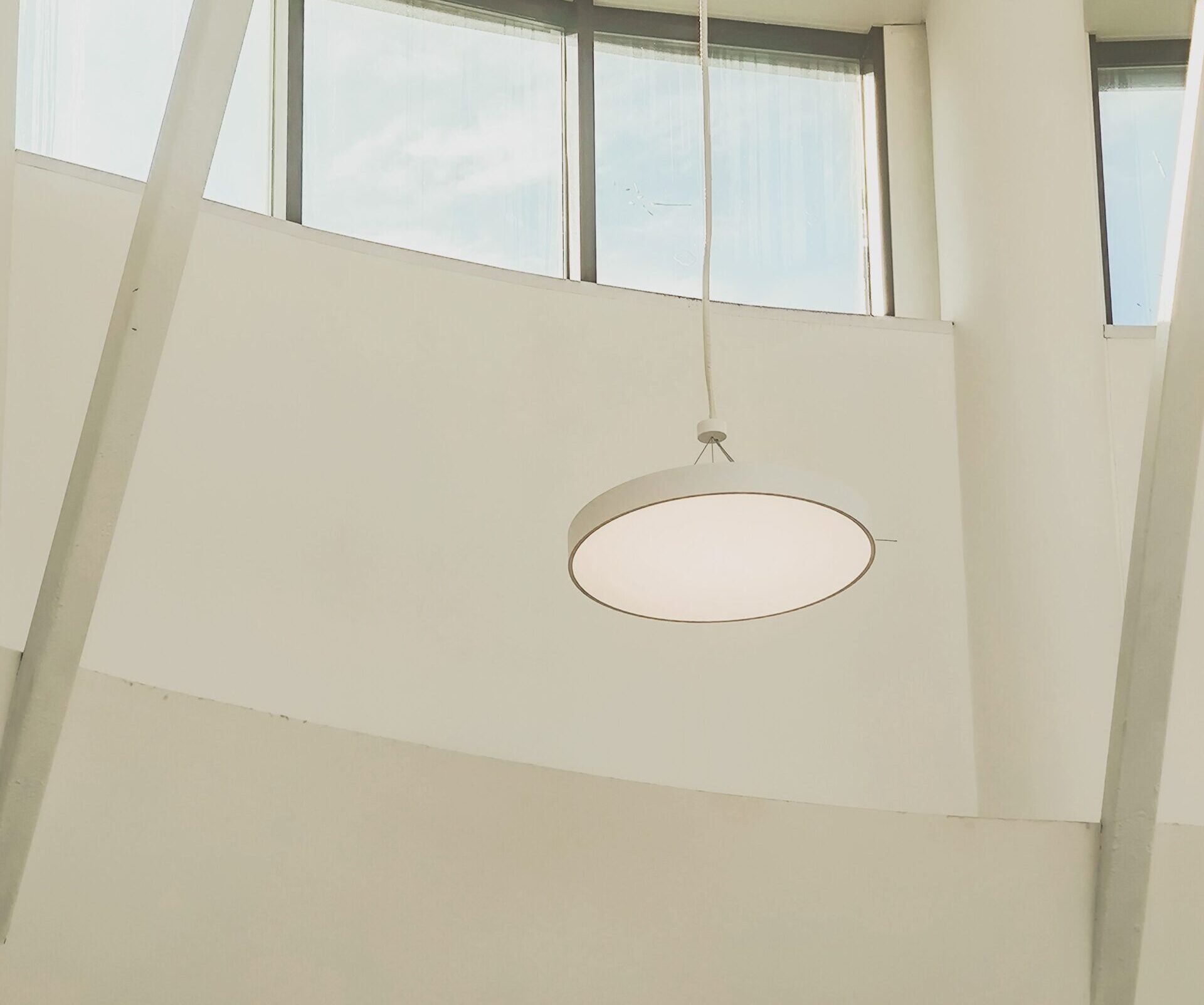 Weiße Deckenlampe mit LED-Beleuchtung