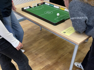 Tischfußballspiel mit Tischtennisball