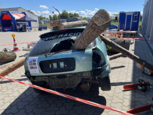 Verunglücktes Auto mit Baumstamm in der Heckscheibe