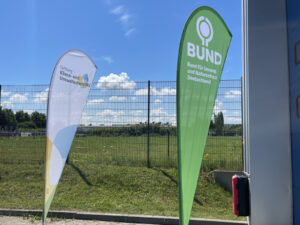 Flaggen der Klimastiftung MV und BUND